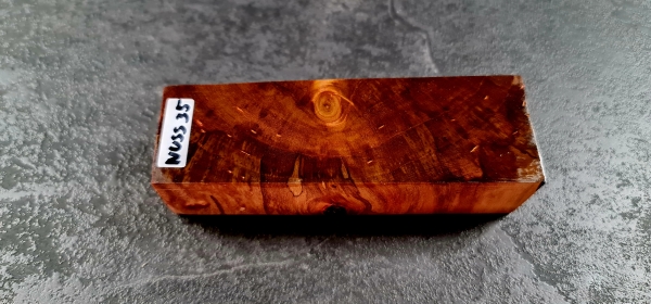 Stocked walnut (Nuss35)